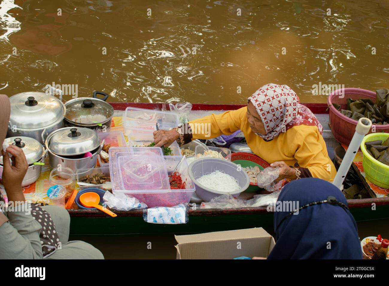 Banjarmasin, Indonesien, 24. September 2023: Schwimmende Markthändler auf Booten, Verkauf in Siring, Banjarmasin City, Sonntagmorgen Stockfoto