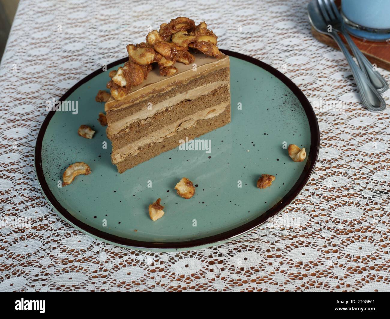 Kaffee-Cashew-Nuss-Schicht-Kuchen und braune Creme in einer blauen runden Schale Stockfoto