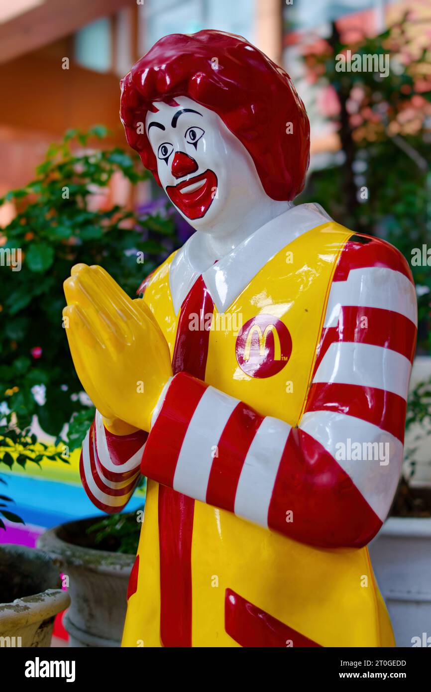 Der legendäre McDonald's Clown in einem McDonald's Fast Food Outlet in Bangkok, Thailand, mit der traditionellen thailändischen Begrüßung, dem „Wai“ Stockfoto