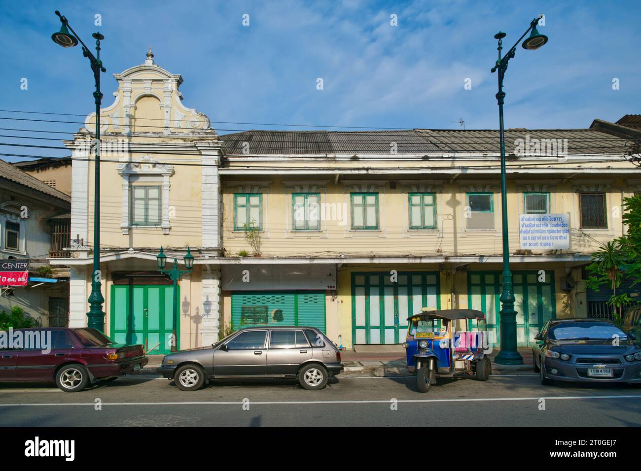 Alte Lagerhäuser und chinesische Geschäfte entlang der Atsadang Rd., in der Gegend von Phra Nakorn, dem alten Stadtzentrum von Bangkok, Thailand Stockfoto