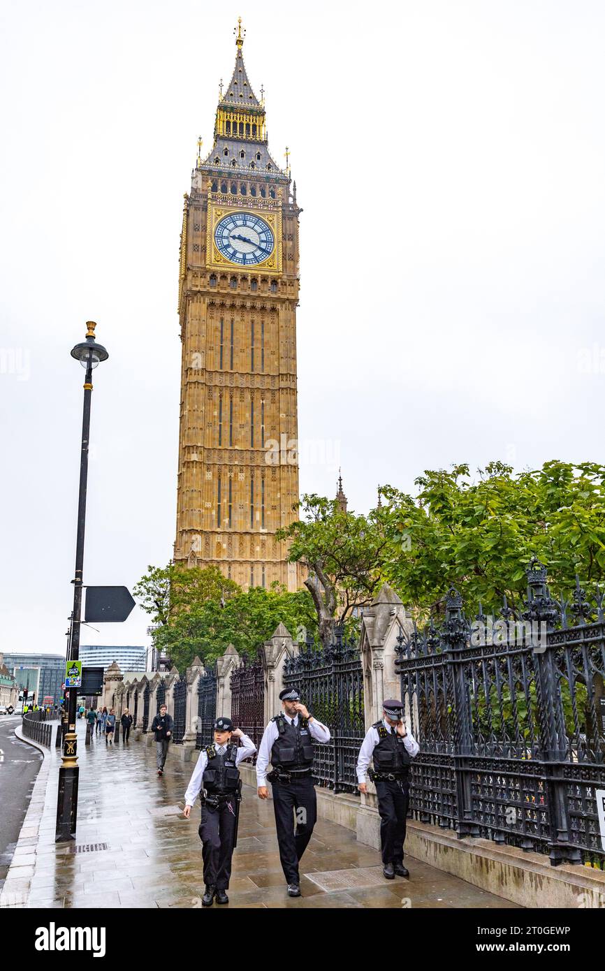 Londoner Polizisten auf der Bridge Street Westminster mit Big Ben im Hintergrund, Westminster, London, England, Großbritannien Stockfoto