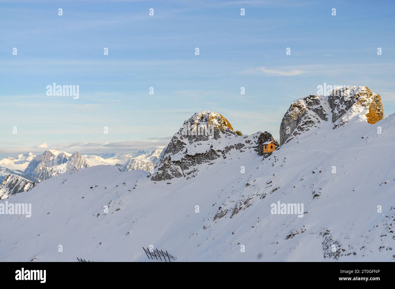 Verschneite Berggipfel bei Rochers de Naye in den Schweizer Alpen mit einer kleinen Hütte in Veytaux, Schweiz Stockfoto