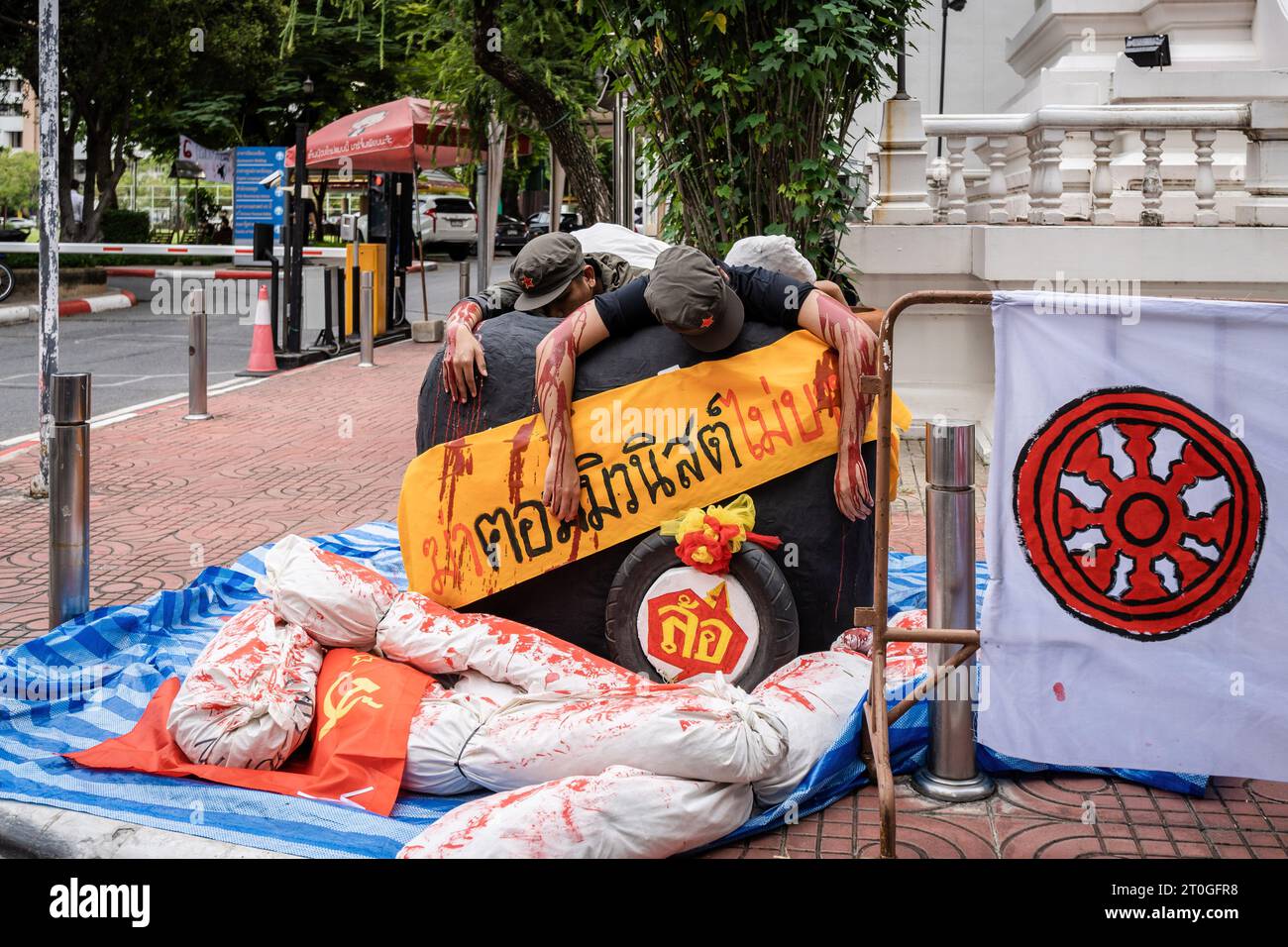 Bangkok, Thailand. Oktober 2023. Wiederaufbau der Tatsachen während des Massakers am 6. Oktober 1976 mit dem großen Titel "die Kommunisten zu töten ist keine Sünde" während des Gedenktages an der Universität Thammasat (Tha Phra Chan Campus) in Bangkok. (Foto: Nathalie Jamois/SOPA Images/SIPA USA) Credit: SIPA USA/Alamy Live News Stockfoto