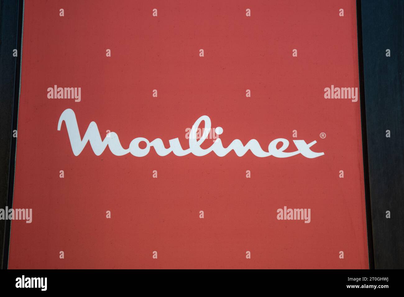 Bordeaux , Frankreich - 10 01 2023 : Moulinex Markenzeichen und Logotext vor der Wand Fassadenladen Firma des Kleinhandelsgeschäfts für Haushaltsgeräte Stockfoto