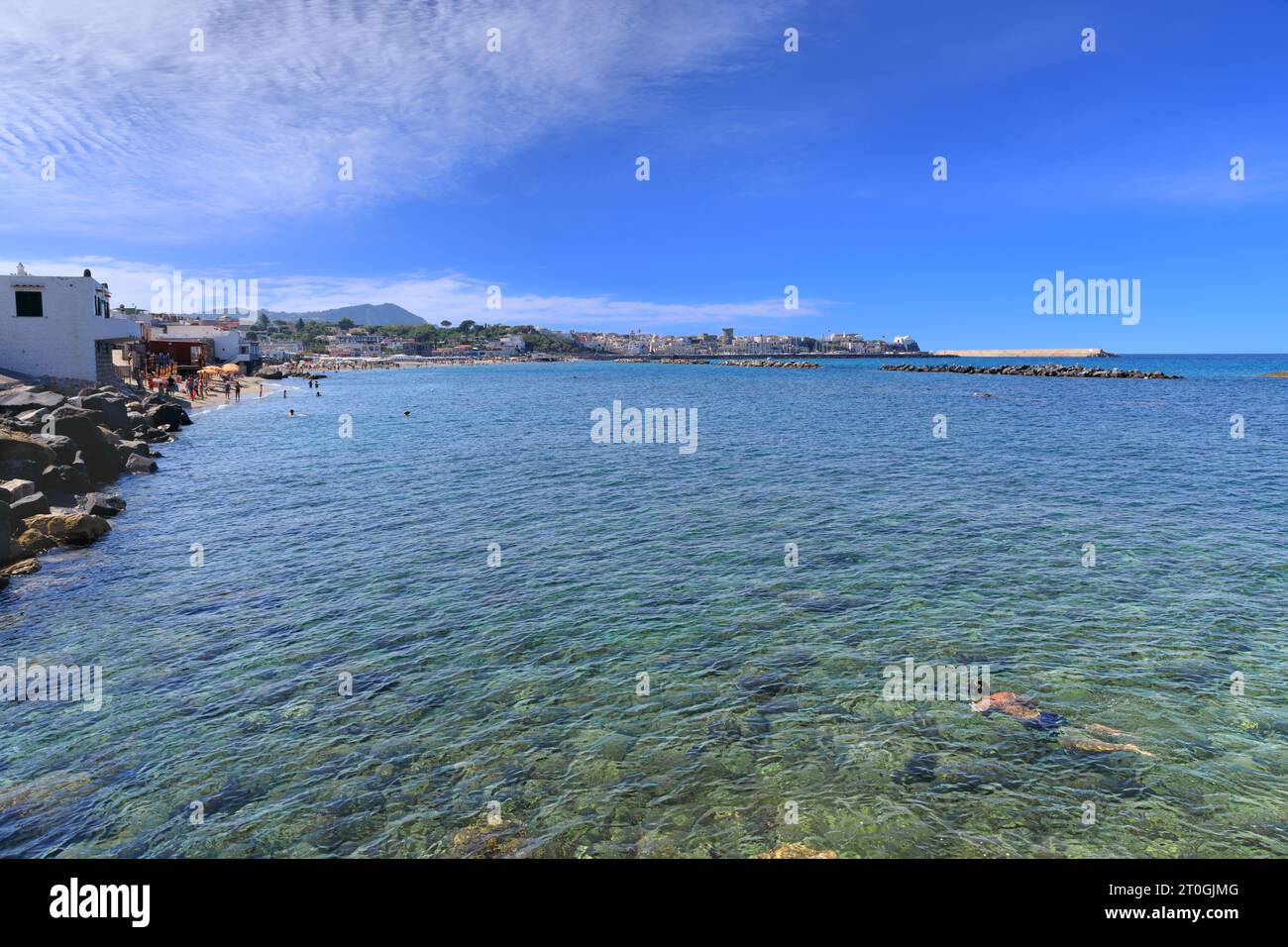 Stadtbild von Forio d'Ischia auf der Insel Ischia, Italien. Blick auf den Strand von Chiaia: Er ist einer der berühmtesten auf der Insel Ischia, einer Insel Stockfoto