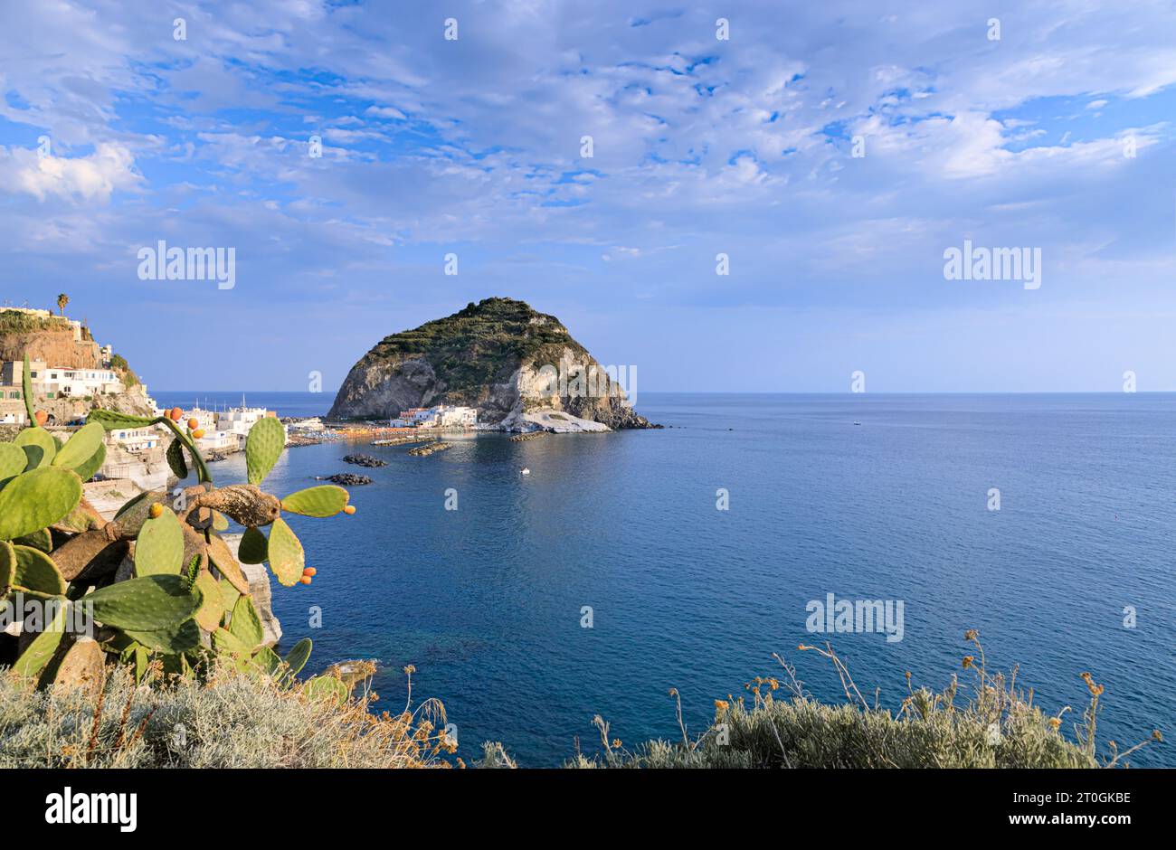 Blick auf Sant’Angelo, ein charmantes Fischerdorf und beliebtes Touristenziel auf der Insel Ischia in Süditalien. Stockfoto