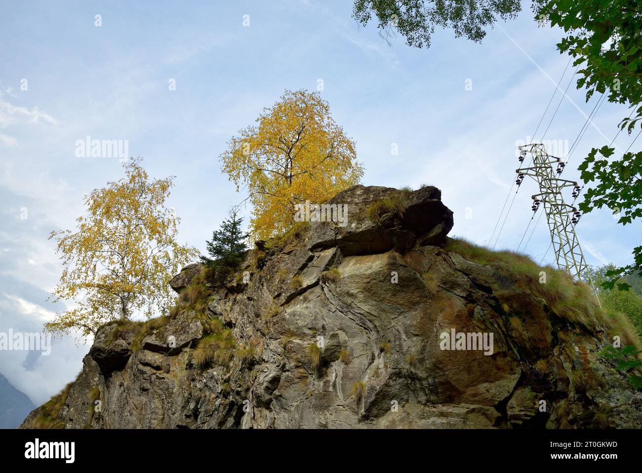 Bäume Felsen und Hochspannungspylon Stockfoto