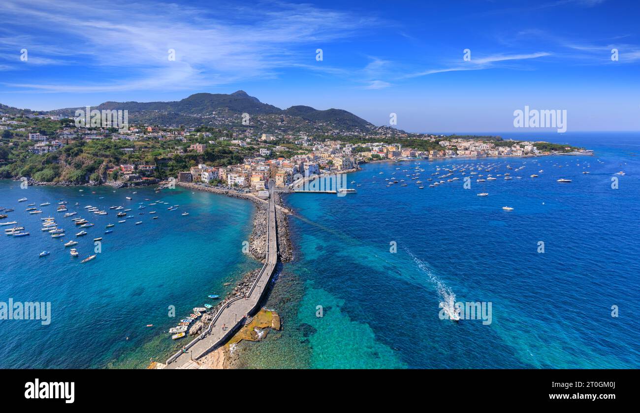 Panoramablick auf Ischia Ponte in Italien. Stockfoto