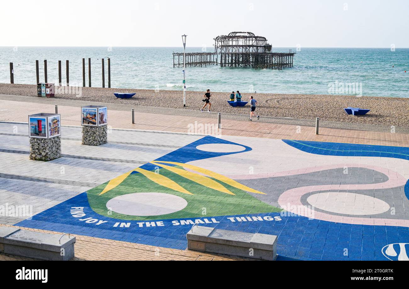 Brighton UK 7. Oktober 2023 - Läufer und Wanderer genießen einen warmen, sonnigen Morgen an der Küste von Brighton, da die Temperaturen in einigen Teilen Großbritanniens für die Jahreszeit ungewöhnlich hoch sein werden: Credit Simon Dack / Alamy Live News Stockfoto