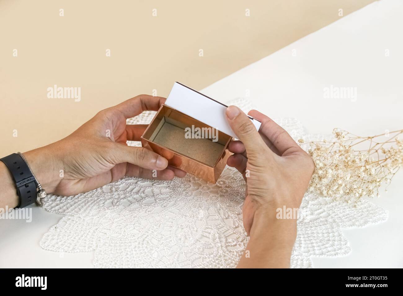 Männliche Hände öffnen leere, elegante Luxusgeschenkbox. Mockup Geschenk Geschenkbox auf hellem Hintergrund Stock Foto Stockfoto