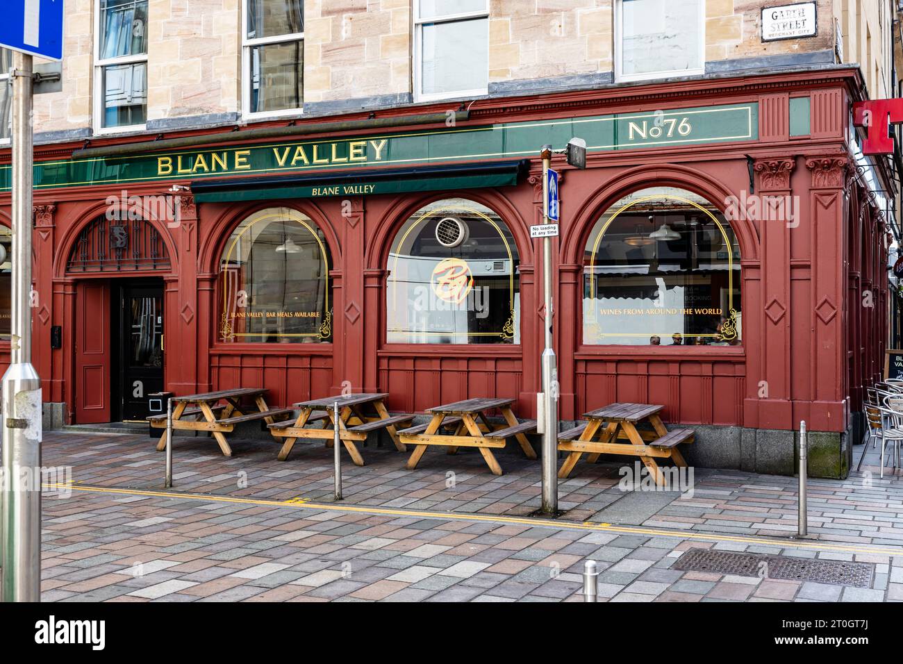Glasgow, Lanarkshire, Schottland Großbritannien- 07 29 2023- Außenansicht eines traditionellen freundlichen Pubs oder einer Bar mit einer großen Auswahl an Getränken und hausgemachten Mas Stockfoto