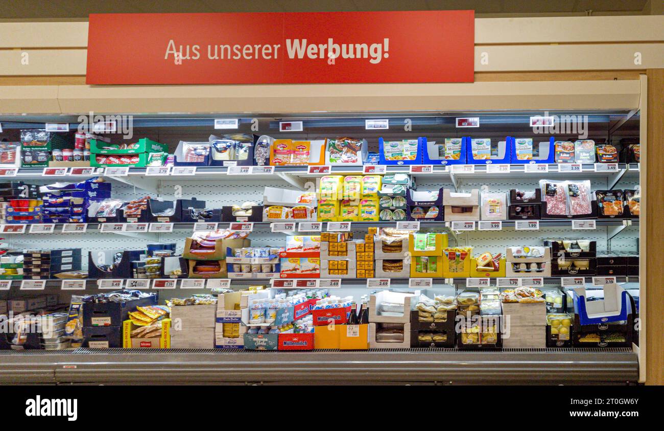 Bargteheide, Deutschland. Oktober 2023. Blick auf ein Kühlregal in einem LIDL-Supermarkt. Quelle: Markus Scholz/dpa/Picture Alliance/dpa | Markus Scholz/dpa/Alamy Live News Stockfoto