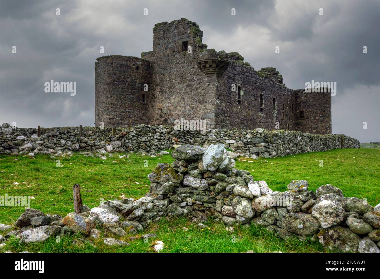 Die Überreste des Muness Castle auf Unst, einer der nördlichen Inseln der Shetlandinseln. Stockfoto