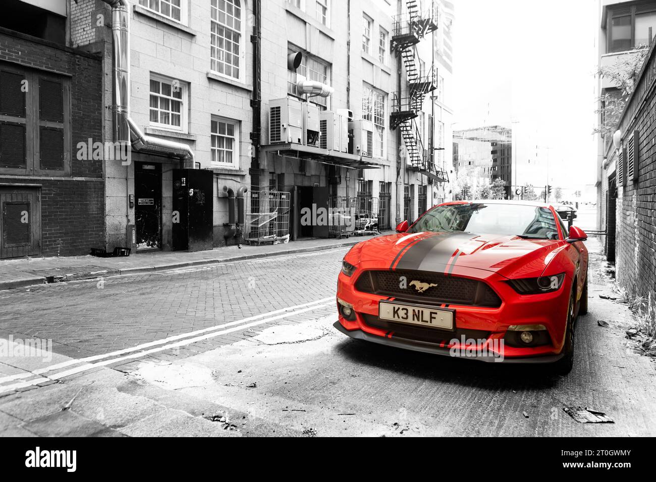 Liverpool, vereinigtes Königreich, 16. Mai 2023 Blick auf den roten Ford Mustang GT 5,0, der in einer städtischen Hinterstraße geparkt ist Stockfoto