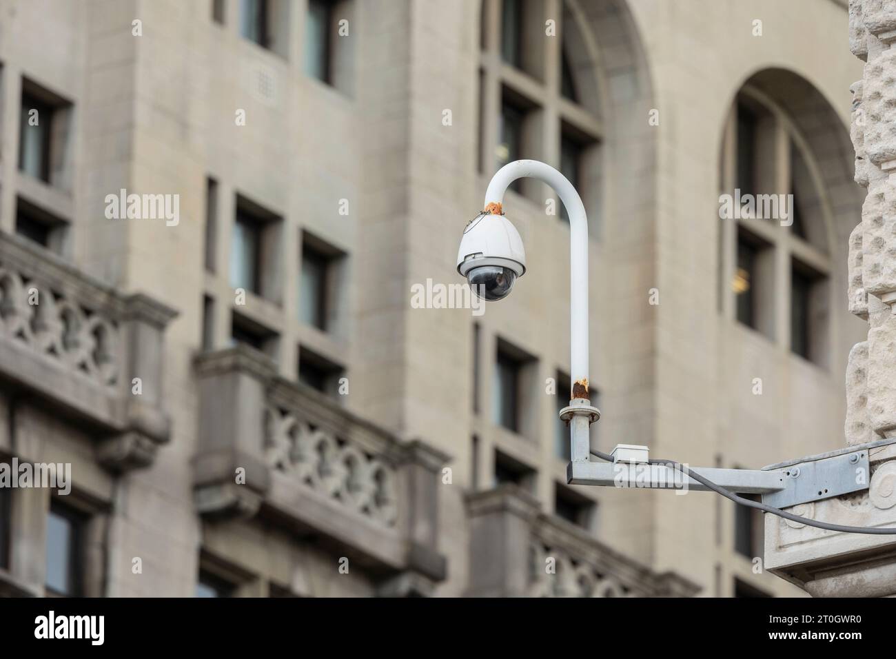 Nahaufnahme der CCTV-Kamera über unfokussierte Hintergrundkulisse mit Kopierbereich Stockfoto