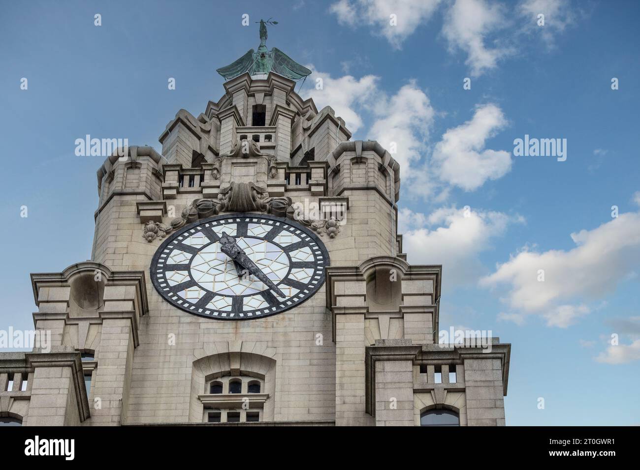 Liverpool, vereinigtes Königreich, 16. Mai 2023 Nahaufnahme eines Turms des Royal Liver Building in Liverpool, Großbritannien Stockfoto