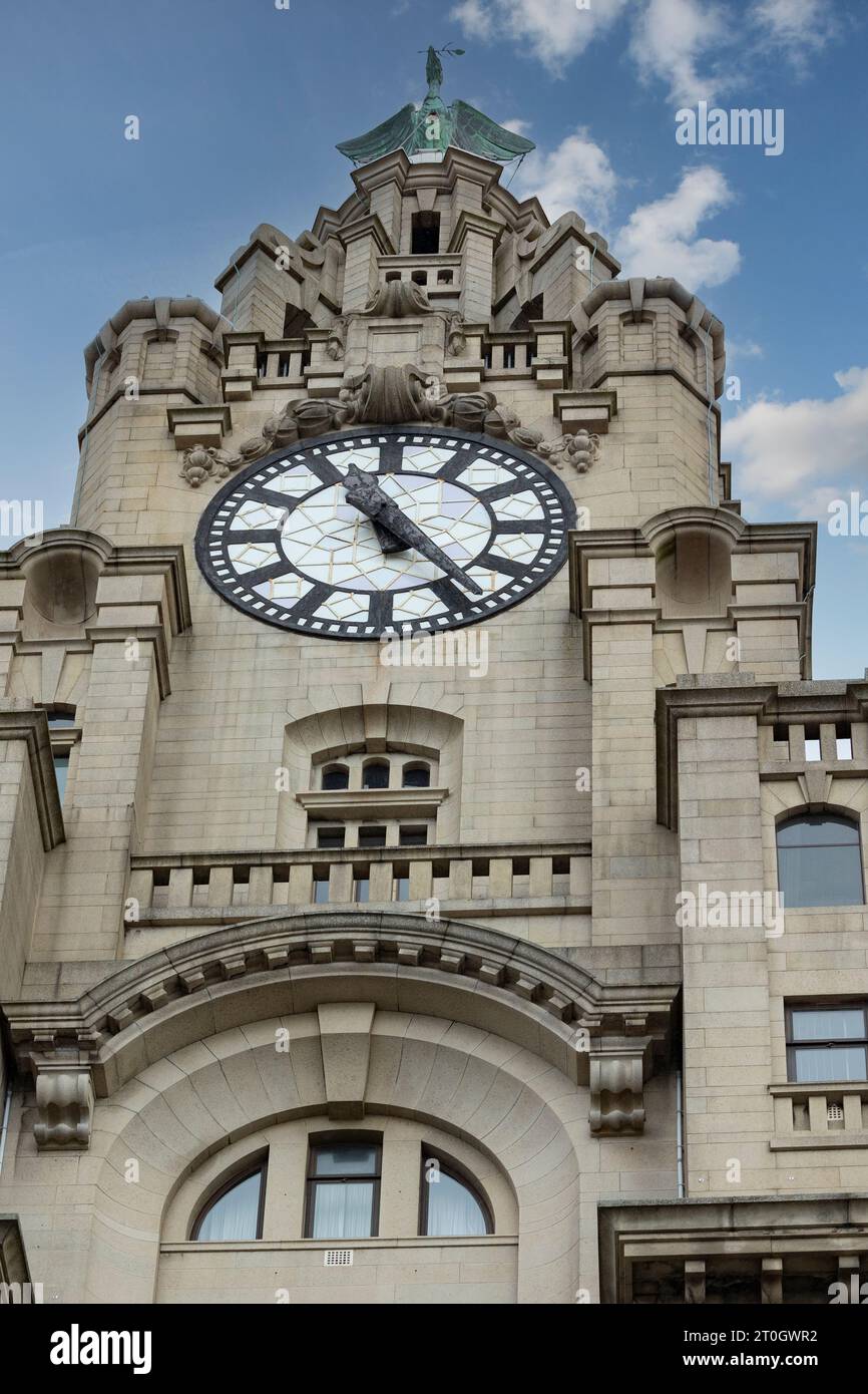 Liverpool, vereinigtes Königreich, 16. Mai 2023 Nahaufnahme eines Turms des Royal Liver Building in Liverpool, Großbritannien Stockfoto