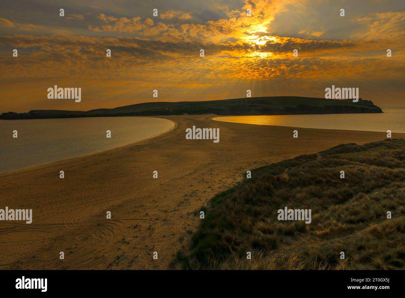St Ninian's Beach ist ein großer, natürlicher Sanddamm mit Meer auf beiden Seiten. Sie liegt an der Westküste Shetlands. Stockfoto