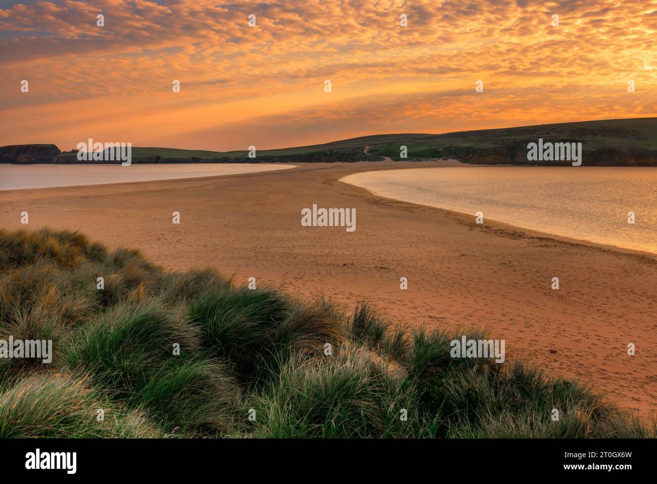 St Ninian's Beach ist ein großer, natürlicher Sanddamm mit Meer auf beiden Seiten. Sie liegt an der Westküste Shetlands. Stockfoto