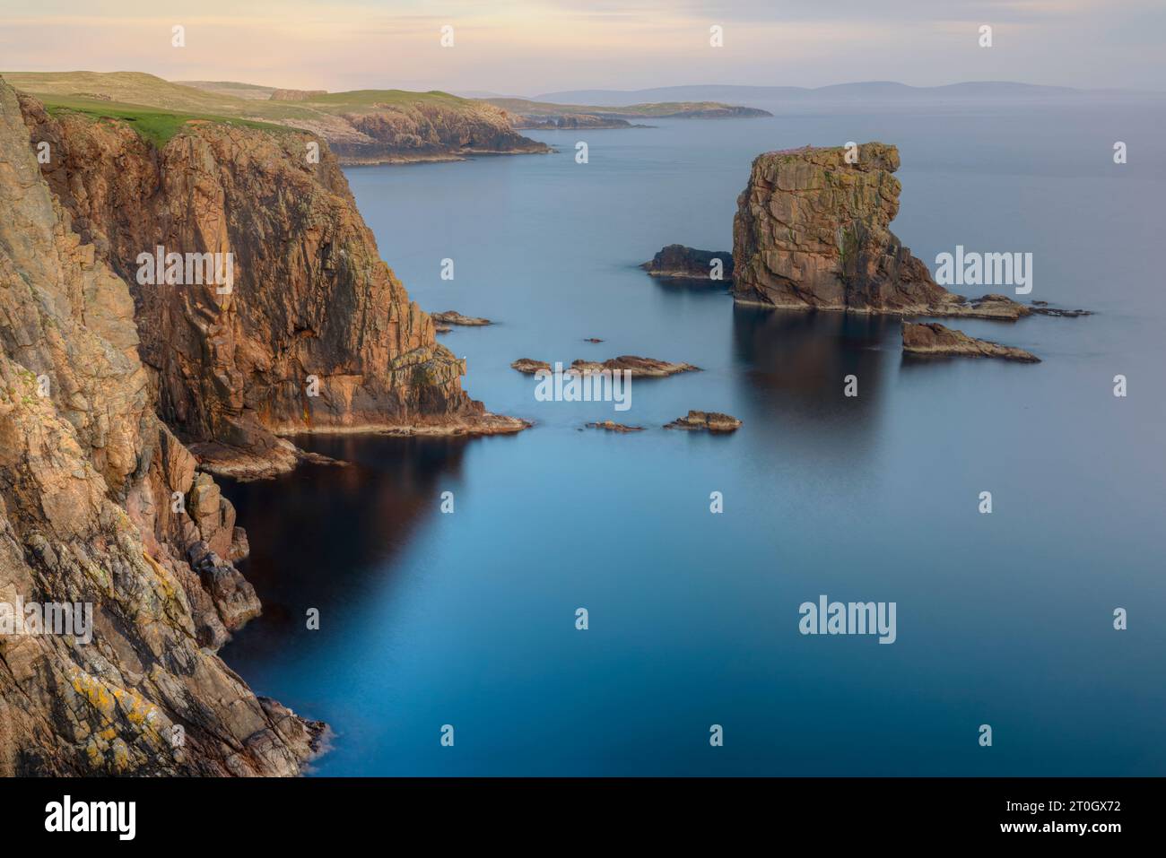 Die Westerwick Cliffs auf dem südlichen Festland der Shetlands bestehen aus rotem Granit. Stockfoto