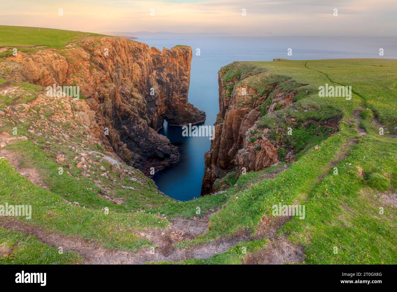 Die Westerwick Cliffs auf dem südlichen Festland der Shetlands bestehen aus rotem Granit. Stockfoto