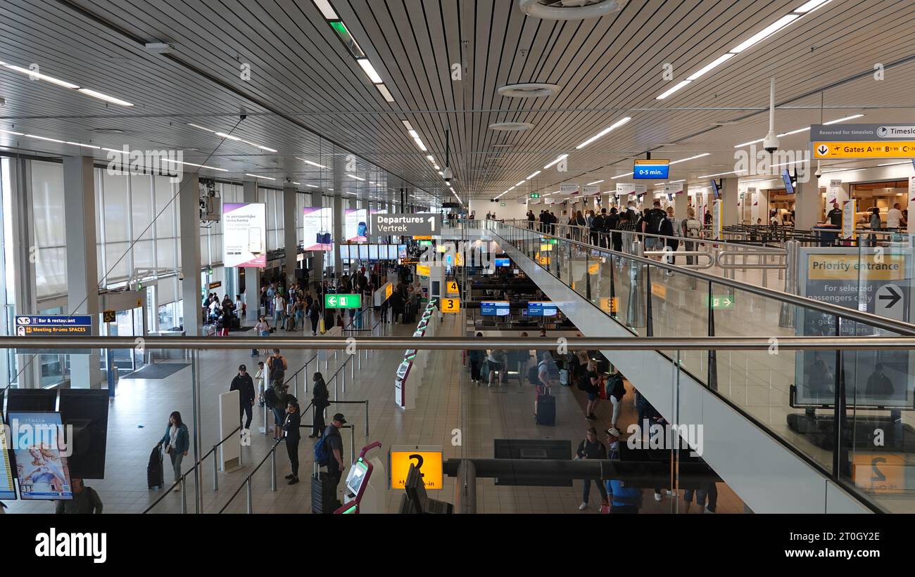 Schiphol, Niederlande - 14. August 2022: Abflughalle 1 am Flughafen Amsterdam Schiphol. Stockfoto