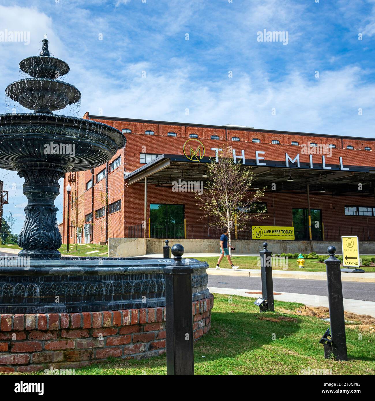 Prattville, Alabama, USA-Sept. 28, 2023: Quadratisches Bild der Mühlenwohnungen im historischen Daniell Pratt Cotton Gin Mill Complex mit einem von Prattvi Stockfoto