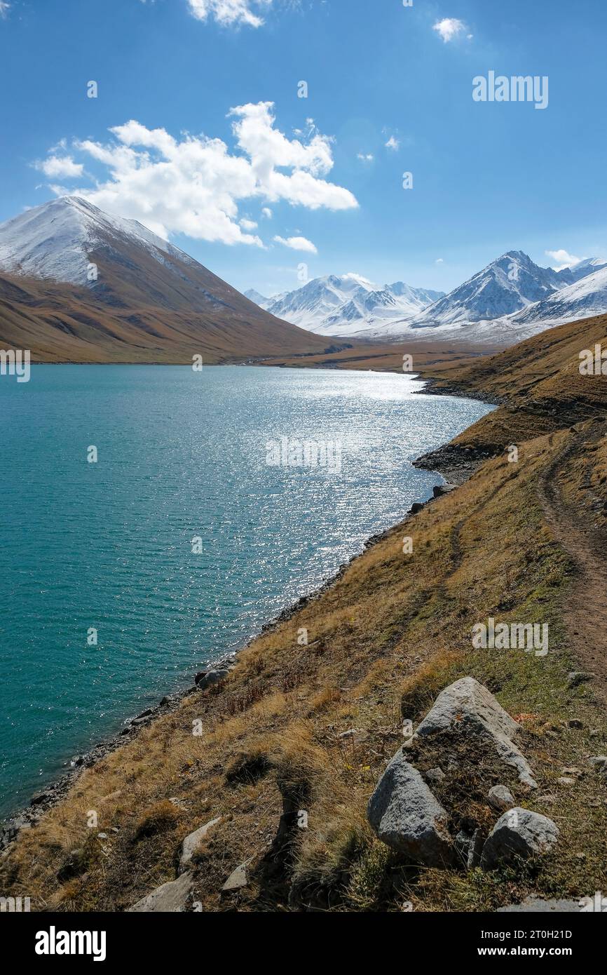 Blick auf den See Kol Ukok in der Region Naryn in der Nähe von Kochkor in Kirgisistan. Stockfoto