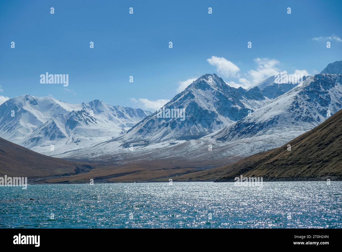 Blick auf den See Kol Ukok in der Region Naryn in der Nähe von Kochkor in Kirgisistan. Stockfoto