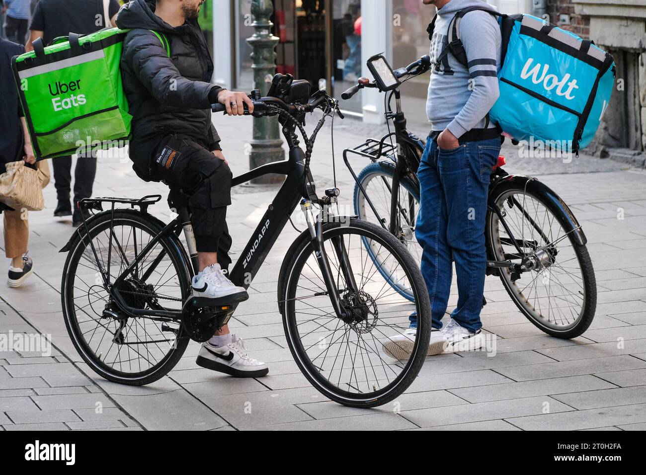 Düsseldorf 07.10.2023 Uber Eats Lieferdienst Lieferfahrer LebensmittelBringdienst Wolt Restaurant Essen Gastronomie Radfahrer Mindestlohn Inflation Düsseldorf Nordrhein-Westfalen Deutschland *** Düsseldorf 07 10 2023 Uber Eats Lieferdienst Fahrer Food Delivery Service Wolt Restaurant Gastronomie Radfahrer Mindestlohn Inflation Düsseldorf Nordrhein-Westfalen Deutschland Credit: Imago/Alamy Live News Stockfoto