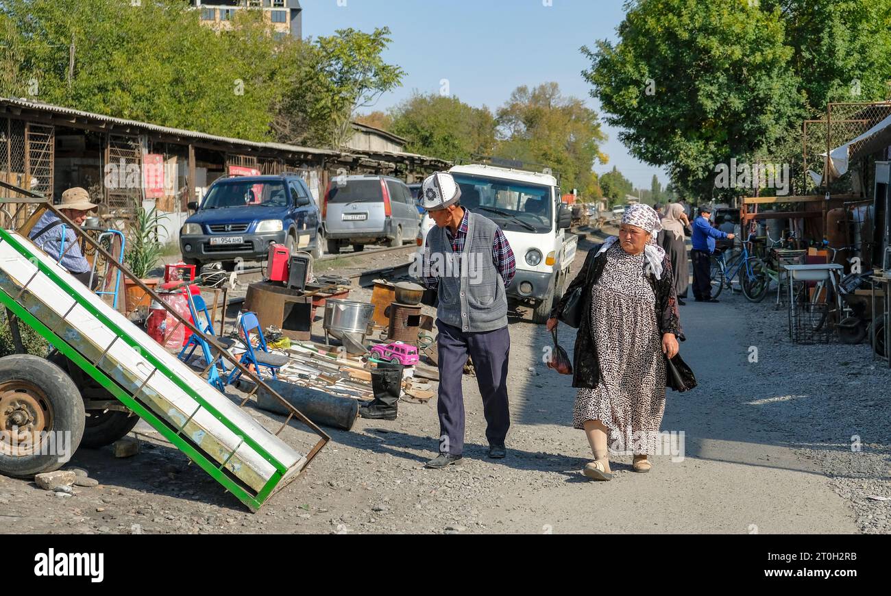 Jalal-Abad, Kirgisistan - 4. Oktober 2023: Menschen gehen durch den Zentralbasar in Jalal-Abad, Kirgisistan. Stockfoto