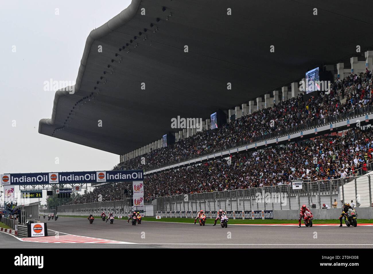 September 2023, Buddh International Circuit, Dankaur, Greater Noida, Uttar Pradesh, Indien: Indian Oil MotoGP Grand Prix von Indien auf dem Buddh International Circuit, Race Day führende Fahrer kommen am Ende der Straight Credit: Action Plus Sports Images/Alamy Live News Stockfoto