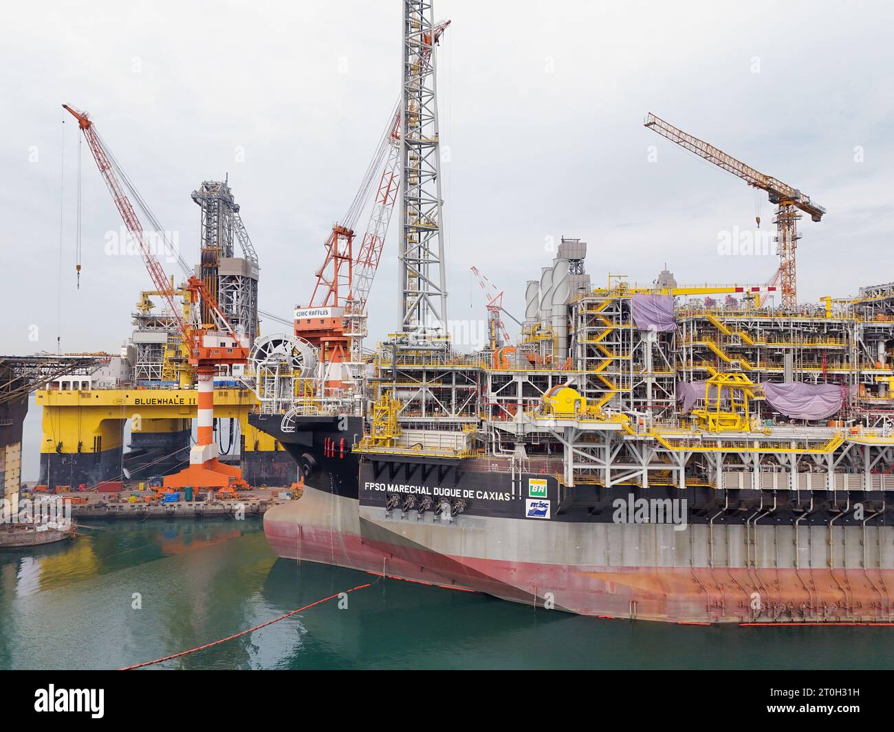 YANTAI, CHINA - 7. OKTOBER 2023 - mehrere Arten von Schiffbauausrüstung werden in der Baubasis von CIMC Raffles in Yantai, Shand, gewartet Stockfoto