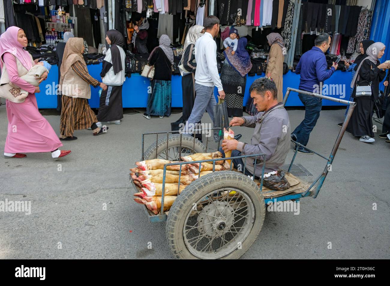 OSH, Kirgisistan - 6. Oktober 2023: Ein Mann, der Kuhbeine auf dem Jayma-Basar in Osh, Kirgisistan verkauft. Stockfoto