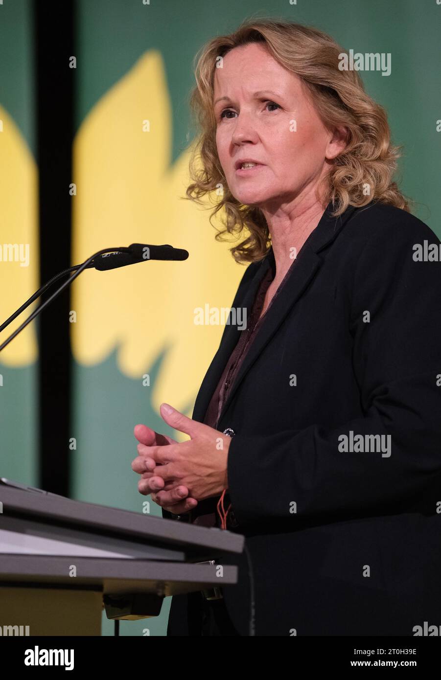 07. Oktober 2023, Sachsen-Anhalt, Halle (Saale): Bundesumweltministerin Steffi Lemke (Grüne) spricht bei der Landparteikonferenz Bündnis 90/ die Grünen Sachsen-Anhalt vor den Delegierten. Dort soll ein neuer Staatsrat gewählt werden. Foto: Sebastian Willnow/dpa Credit: dpa Picture Alliance/Alamy Live News Stockfoto