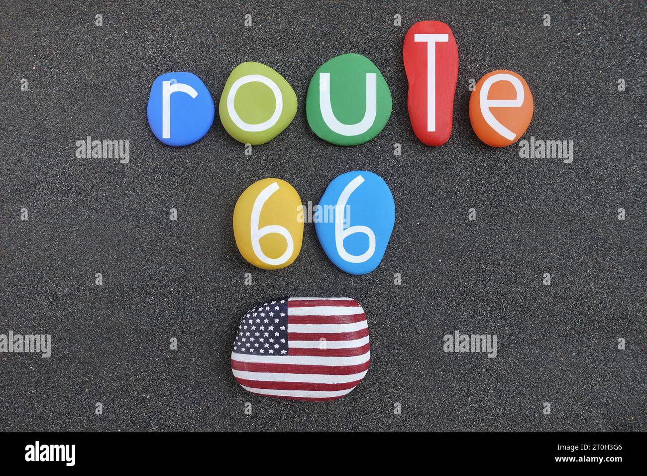 Vereinigte Staaten von Amerika, Route 66, kreatives Logo mit mehrfarbigen Steinbuchstaben über schwarzem vulkanischem Sand und US-Stein-Design Stockfoto