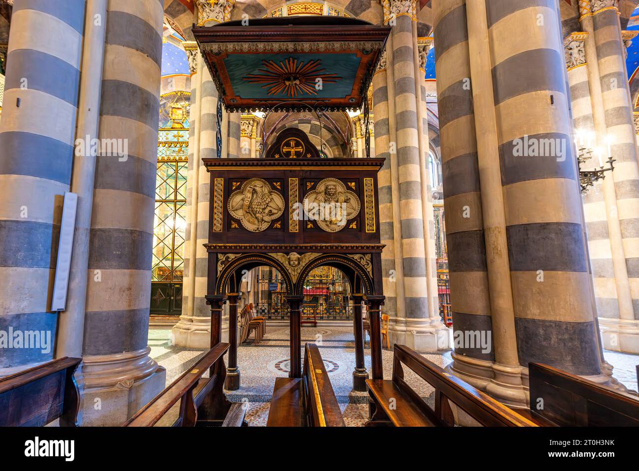 Das reiche Innere der Kathedrale von San Evasio von Casale Monferrato. Casale Monferrato, Provinz Alessandria, Piemont, Italien. Stockfoto