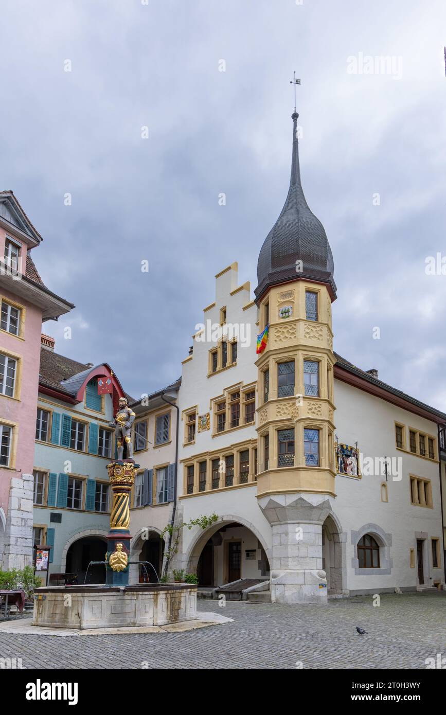 Burgdorf, Schweiz - 16. Mai 2023: Rathaus und Brunnen in der Altstadt des Dorfes Burgdorf, Kanton Bern in der Schweiz bei bewölktem Tag Stockfoto