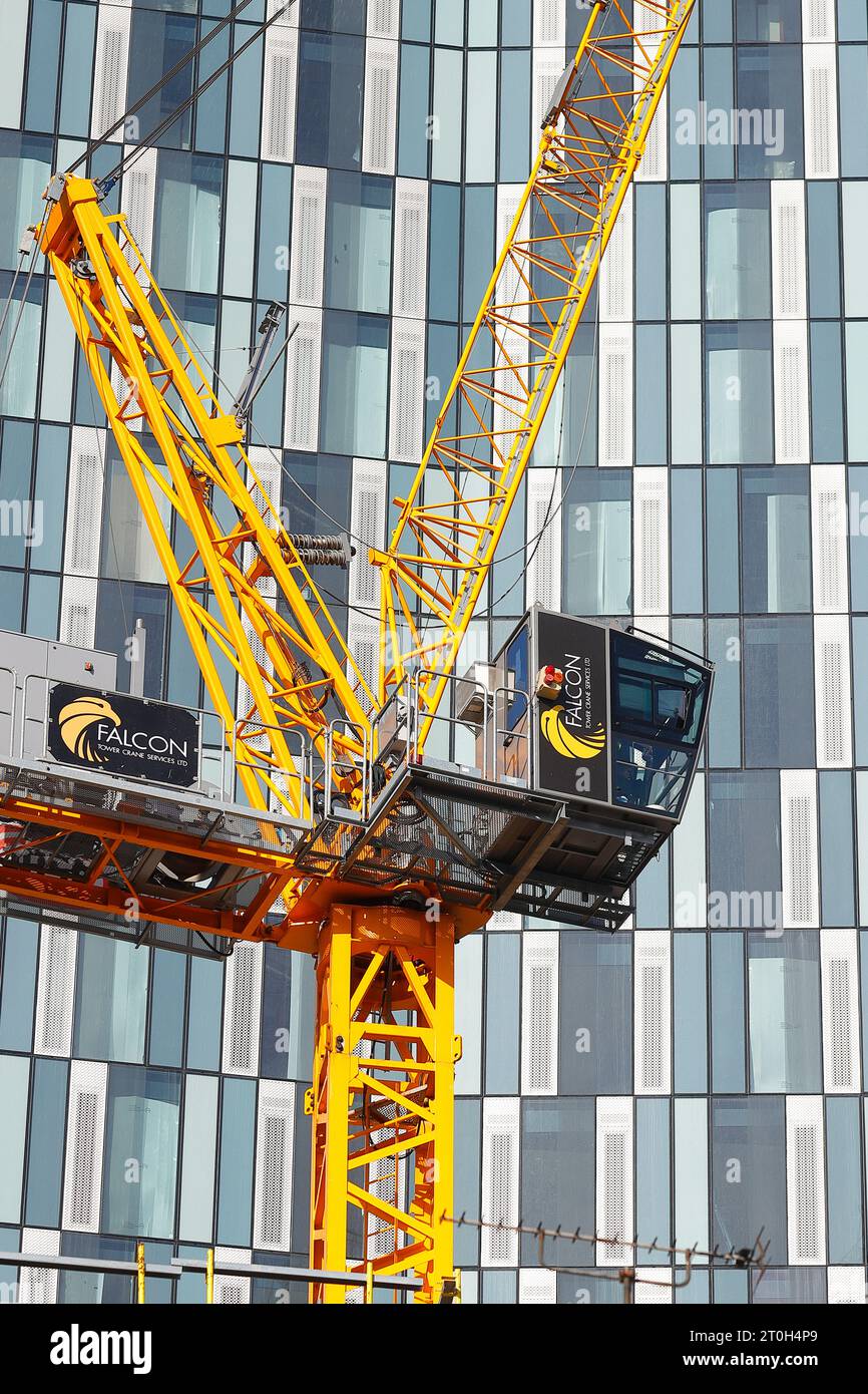 Ein Turmkran vor dem im Bau befindlichen neuen Gebäude an der Merrion Street 44 im Stadtzentrum von Leeds Stockfoto