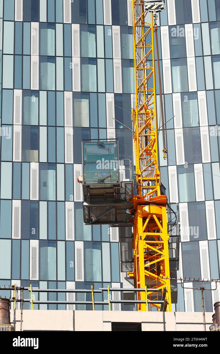 Ein Turmkran vor dem im Bau befindlichen neuen Gebäude an der Merrion Street 44 im Stadtzentrum von Leeds Stockfoto