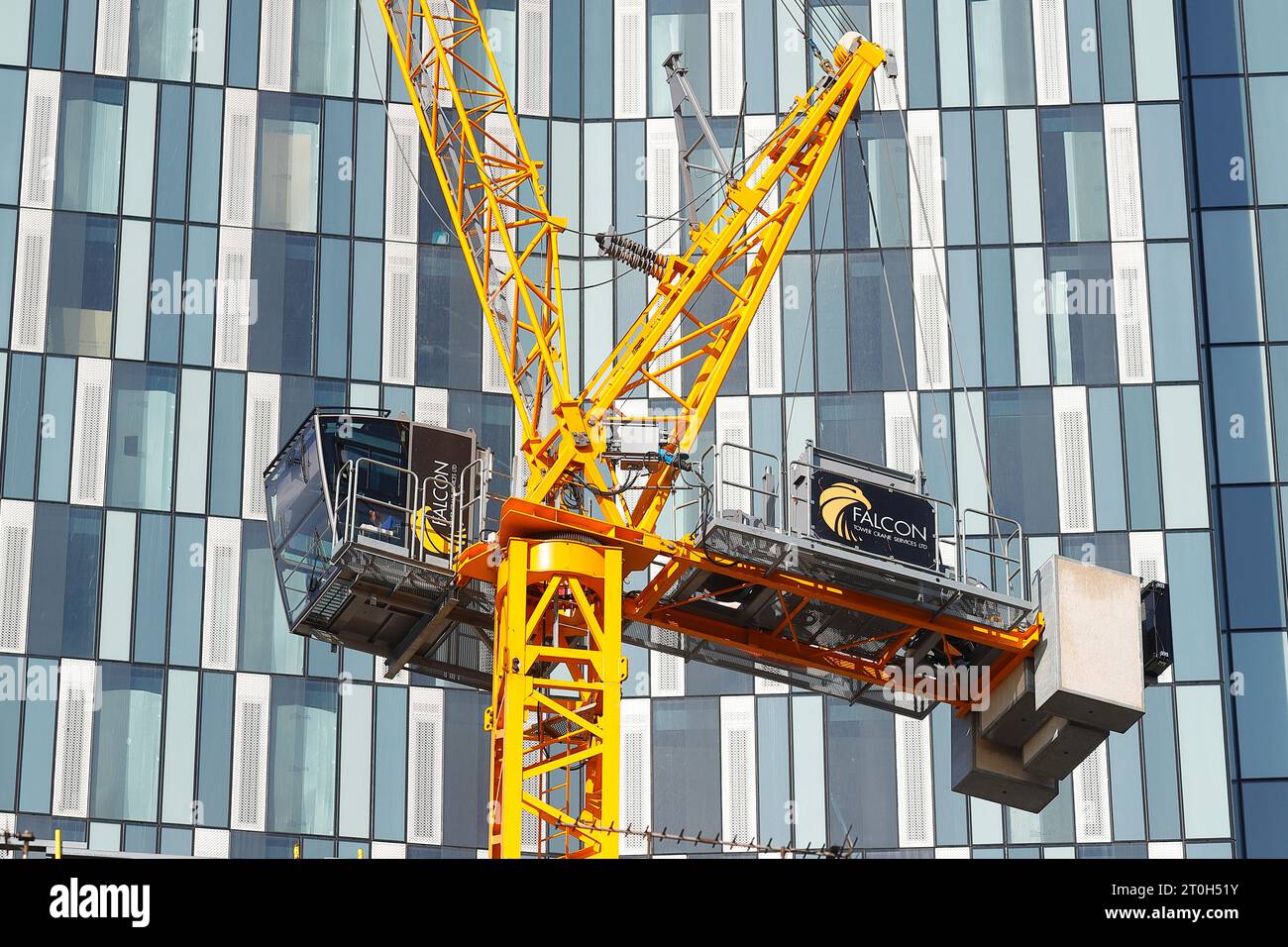 Ein Turmkran vor dem im Bau befindlichen neuen Gebäude an der Merrion Street 44 im Stadtzentrum von Leeds Stockfoto