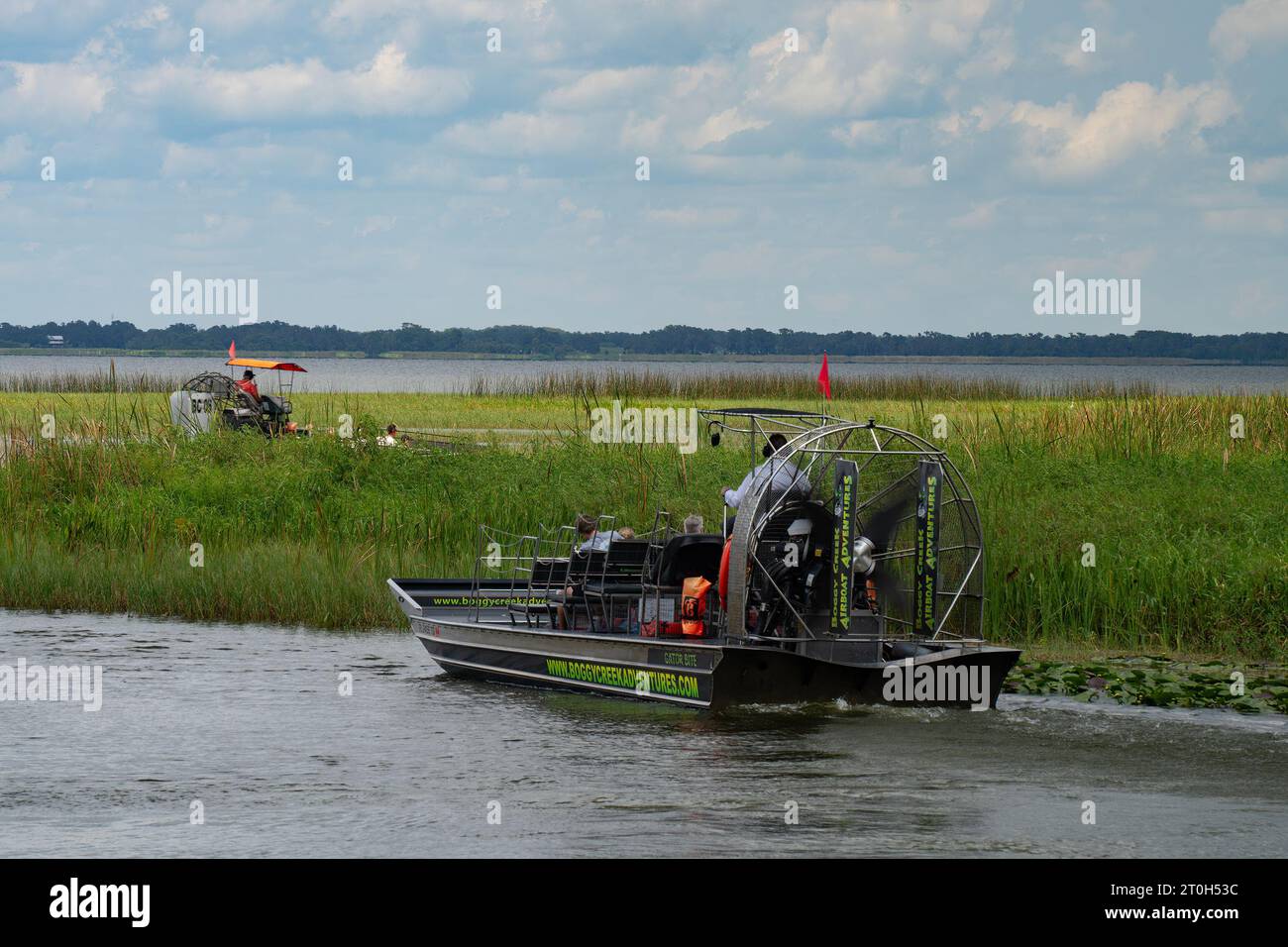Orlando, USA - 28. Juli 2023: Touristen auf einer Airboat-Fahrt im Boggy Creek in den Florida everglades. Stockfoto