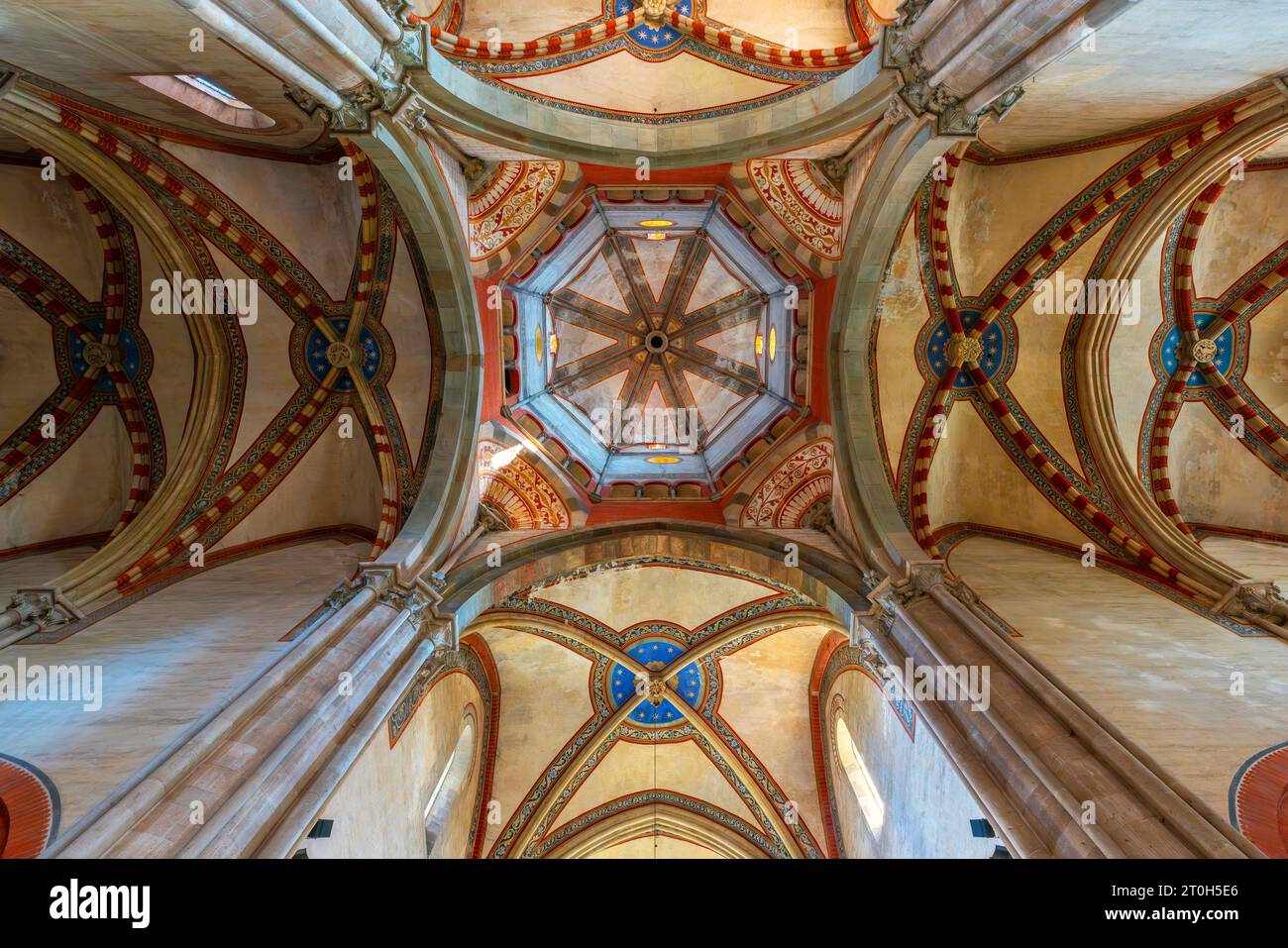 Die Basilica di Sant'Andrea ist die Kirche eines Klosters in Vercelli, Piemont, Norditalien. Stockfoto