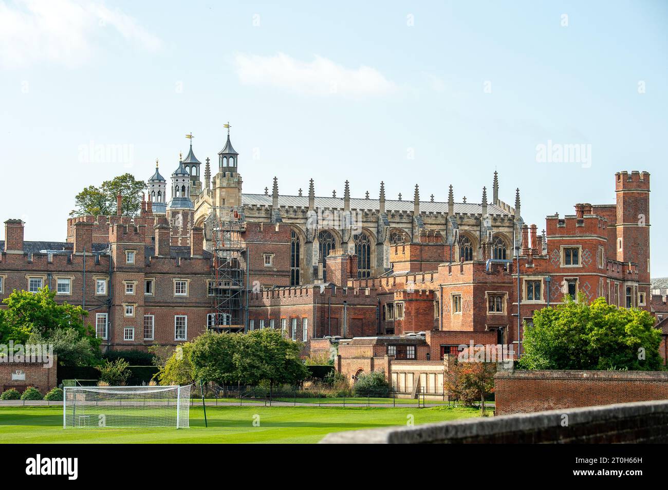 Eton, Windsor, Berkshire, Großbritannien. Oktober 2023. Berühmte öffentliche Schule, Eton College in Eton, Windsor, Berkshire. Der neu ernannte Provost des Eton College, Nicholas Coleridge, wurde gestern im Telegraph zitiert: "Ich akzeptiere, dass ich die Gesellschaft der Etonier der Gesellschaft von Menschen aus jeder anderen Schule der Welt vorziehe." Dies und Kommentare haben in den sozialen Medien viel Kritik über Elitismus erhalten. Simon Henderson, der Direktor des Eton College, wurde kürzlich zitiert, dass er unverschämt geweckt und „schuldig wie angeklagt“ sei. Quelle: Maureen McLean/Alamy Live News Stockfoto