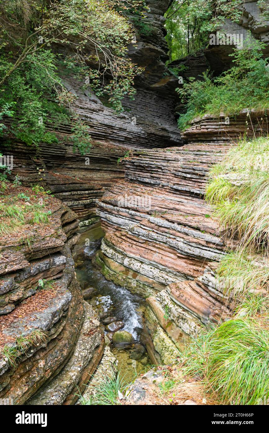 Der Brent de l’Art, eine natürliche Felsformation, die einem Canyon ähnelt, befindet sich in Sant’Antonio di Tortal in Borgo Valbelluna, Veneto, Italien Stockfoto