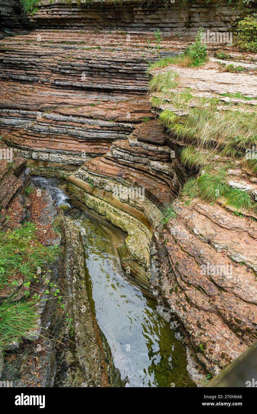 Der Brent de l’Art, eine natürliche Felsformation, die einem Canyon ähnelt, befindet sich in Sant’Antonio di Tortal in Borgo Valbelluna, Veneto, Italien Stockfoto