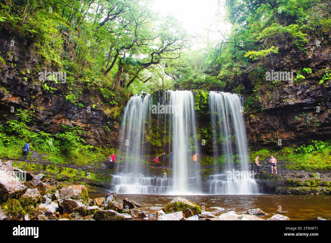 Unter dem Sgwd Yr Eira Waterfall, dem Four Waterfalls Walk, dem Brecon Beacons National Park, Wales, Großbritannien Stockfoto