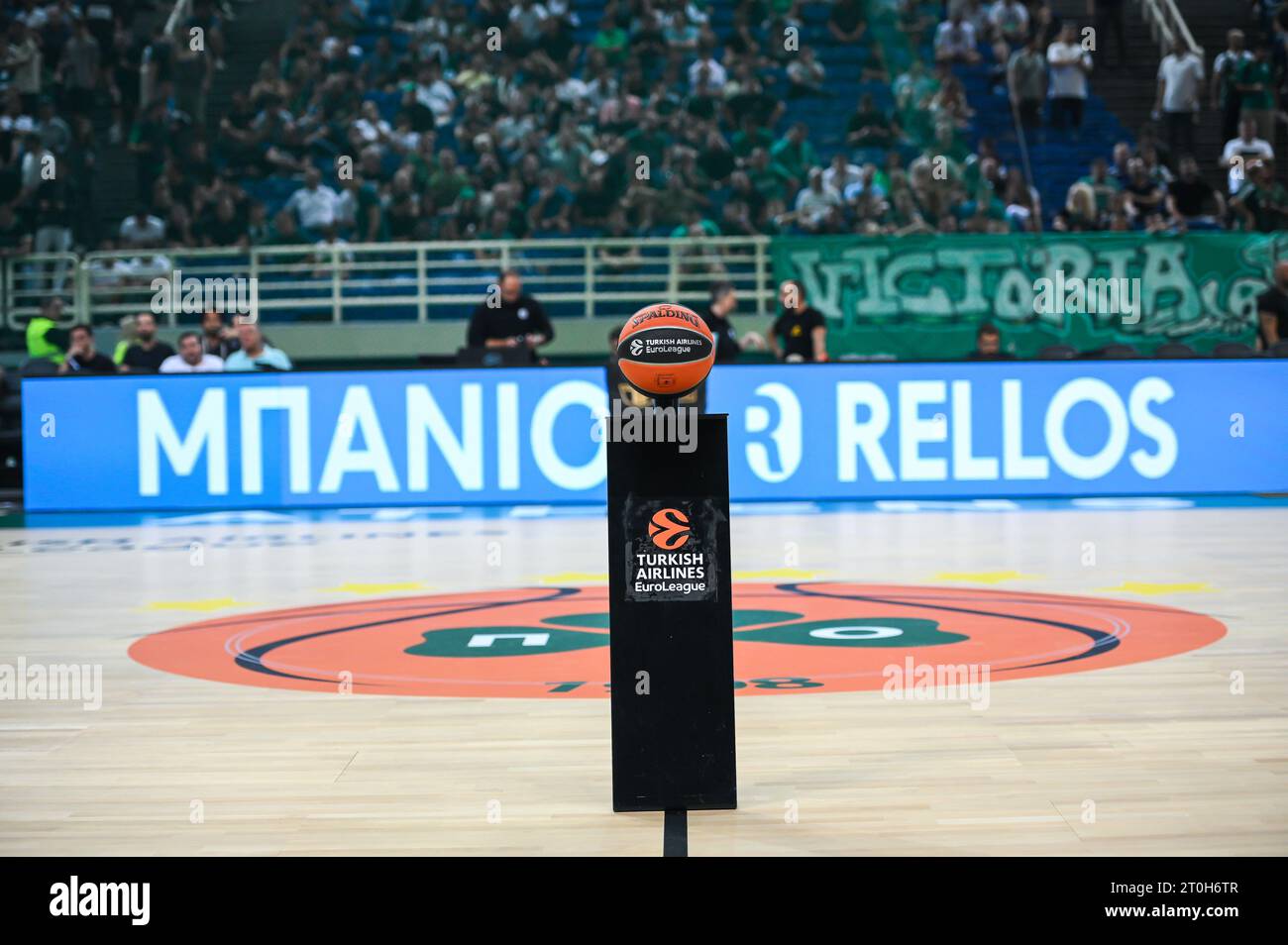 Athen, Lombardei, Griechenland. Oktober 2023. Der offizielle Euroleague-Ball vor der Euroleague, Runde 1, Spiel zwischen Panathinaikos Athen und Olympiacos Piräus in Oaka Altion am 6. Oktober 2023 in Athen, Griechenland. (Kreditbild: © Stefanos Kyriazis/ZUMA Press Wire) NUR REDAKTIONELLE VERWENDUNG! Nicht für kommerzielle ZWECKE! Stockfoto