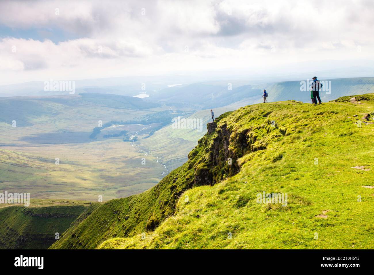 Wanderer, die vom Pen Y Fan Summit, dem Brecon Beacons National Park, Wales, Großbritannien, hinunterblicken Stockfoto