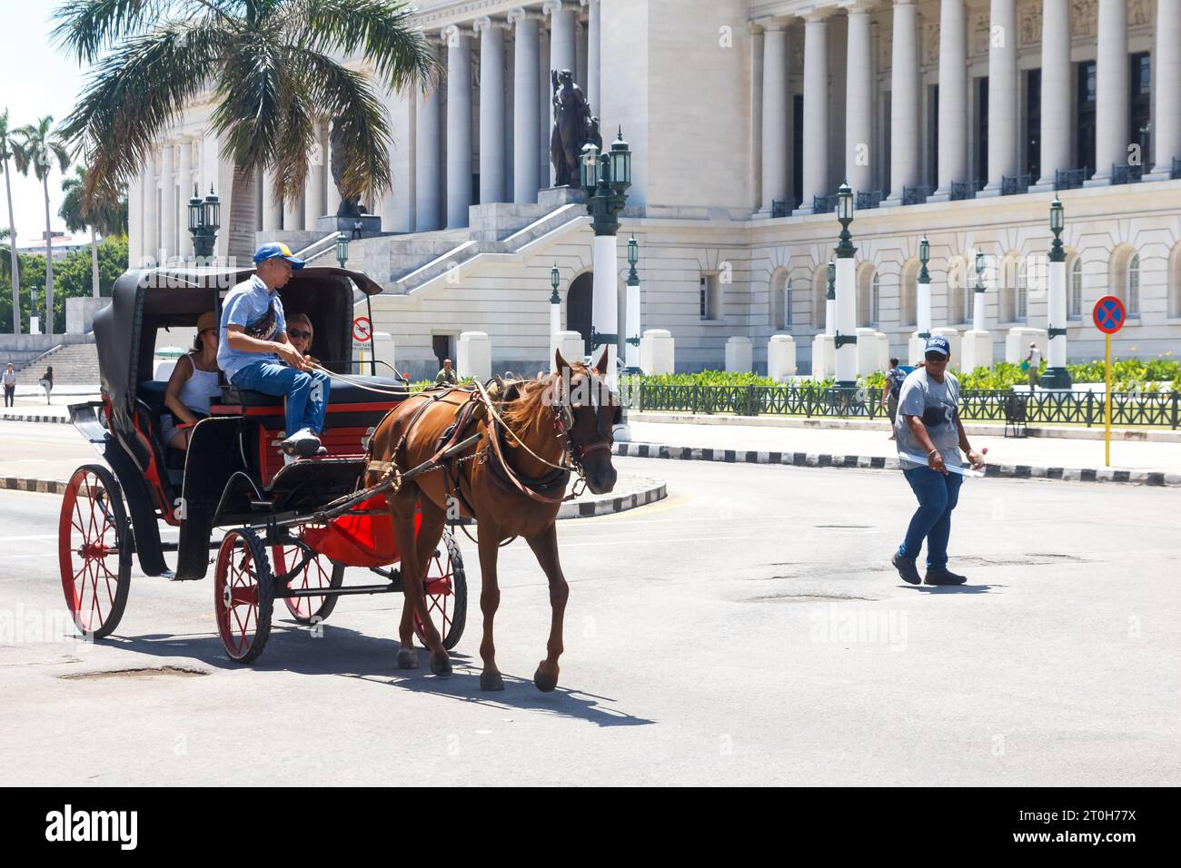 Havanna, Kuba - 29. September 2023: Eine Pferdekutsche fährt im Außenbereich des El Capitolio-Gebäudes. Kubanische Leute am Tatort Stockfoto